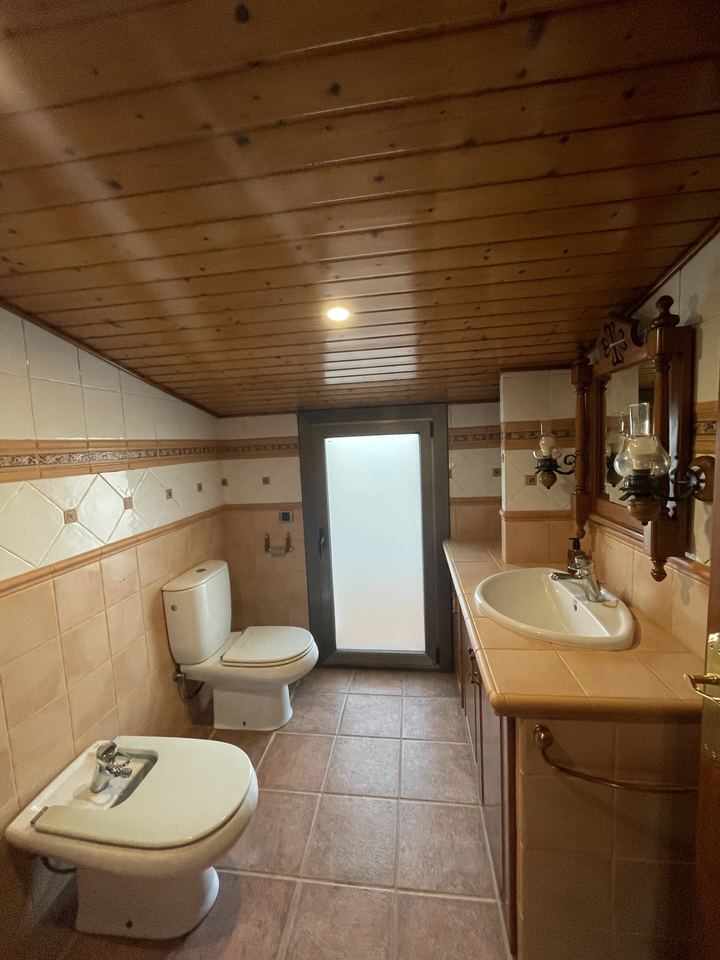 Baño bajo cubierta de madera