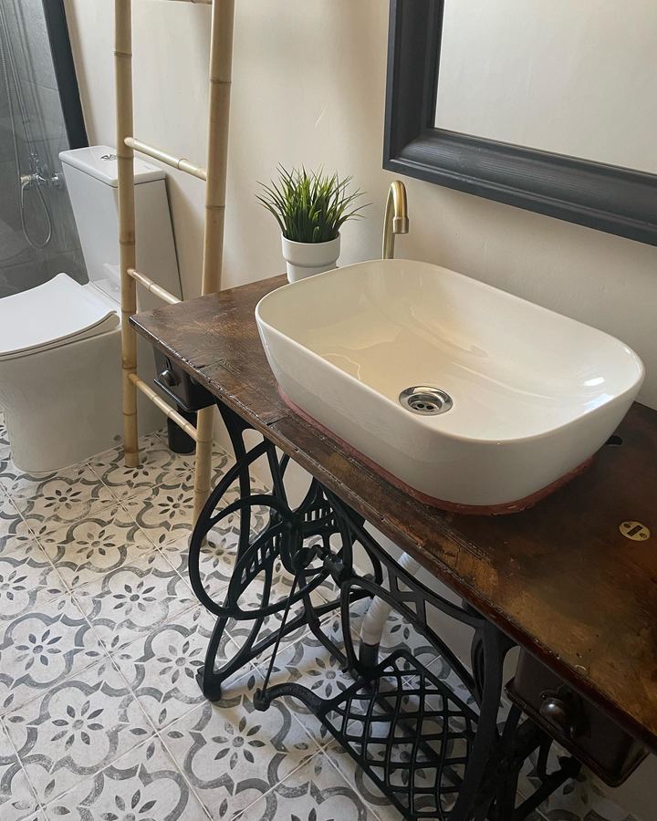Lavabo sobre pie de máquina de coser antigua