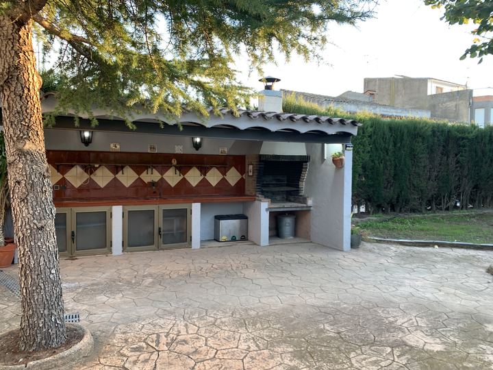 Zona de barbacoa y jardín