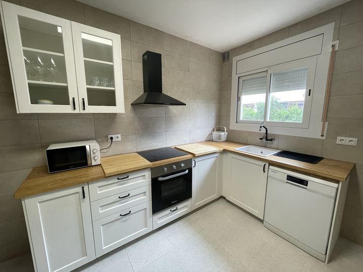 Equipped kitchen with oven and hob