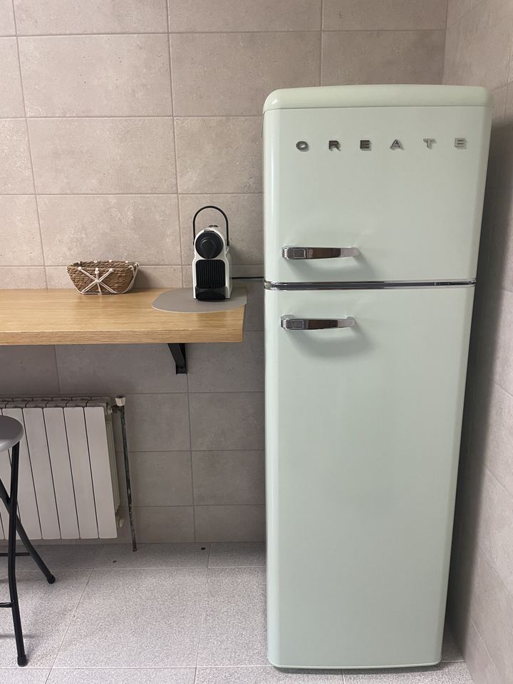 Nevera retro y cafetera