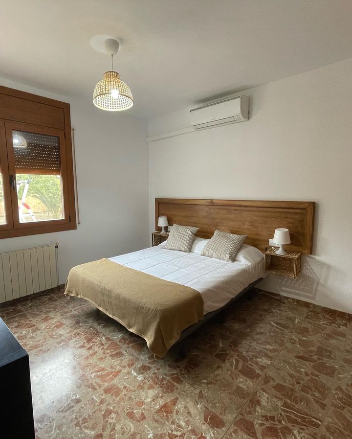 Double room with wooden headboard