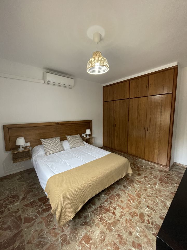 Habitación doble con armario de madera