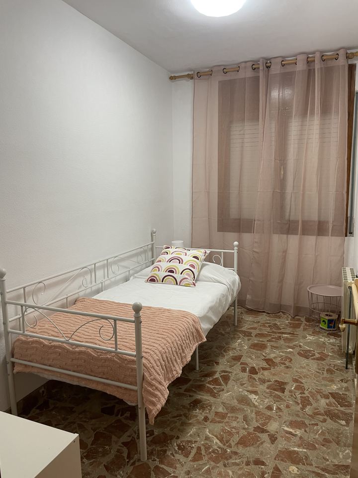 Habitación con cama de forja
