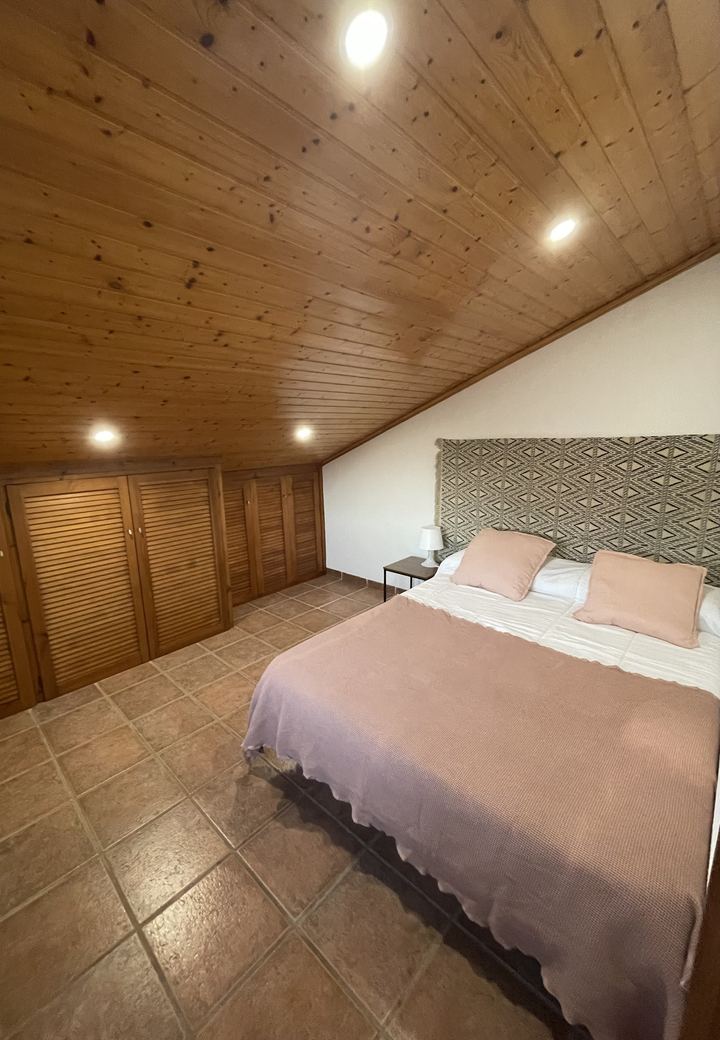 Habitación bajo cubierta de madera