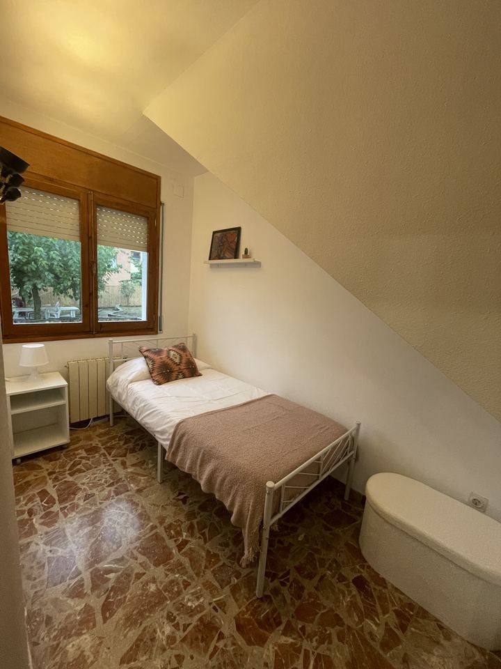 Habitación individual bajo cubierta