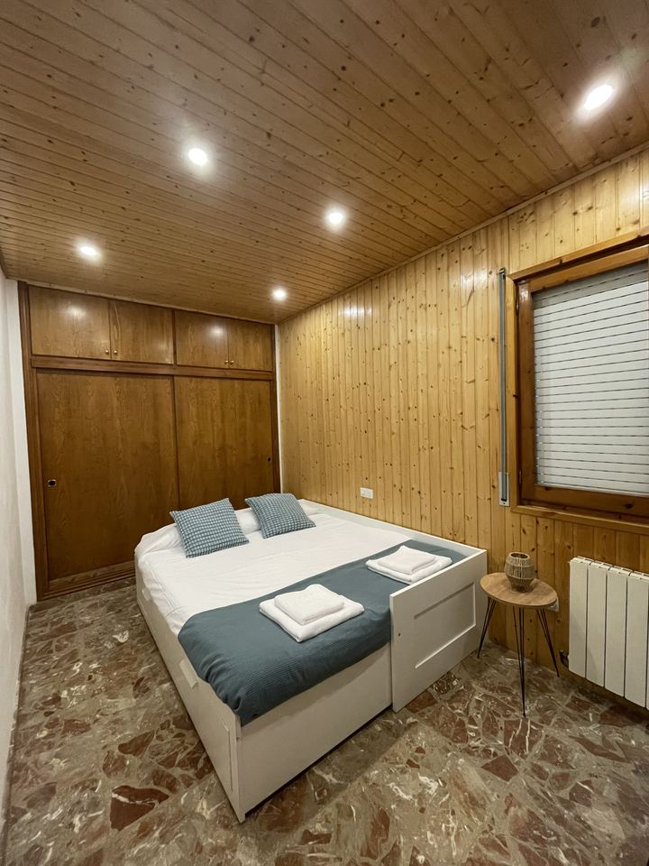 Habitación de madera con cama nido