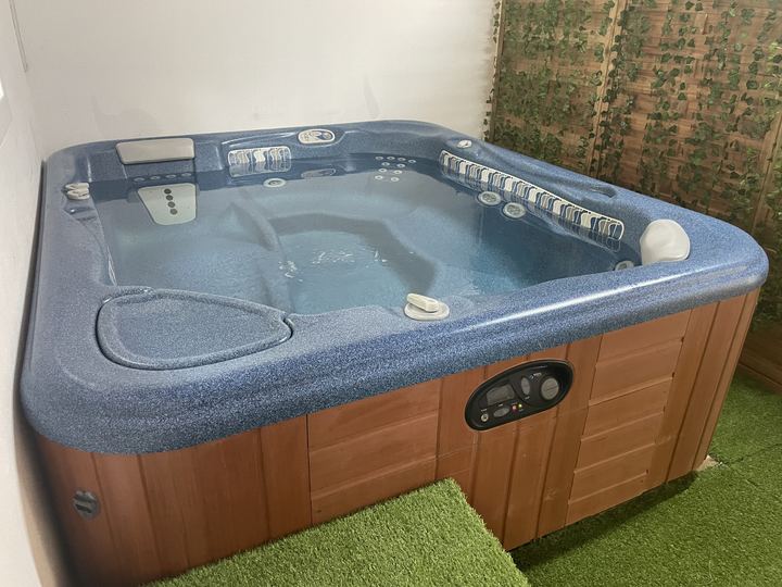 Hot tub for several people