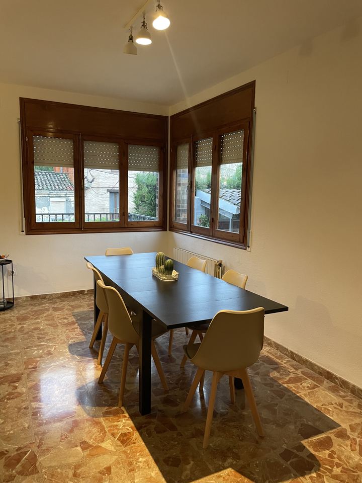 Comedor con ventanas a dos lados