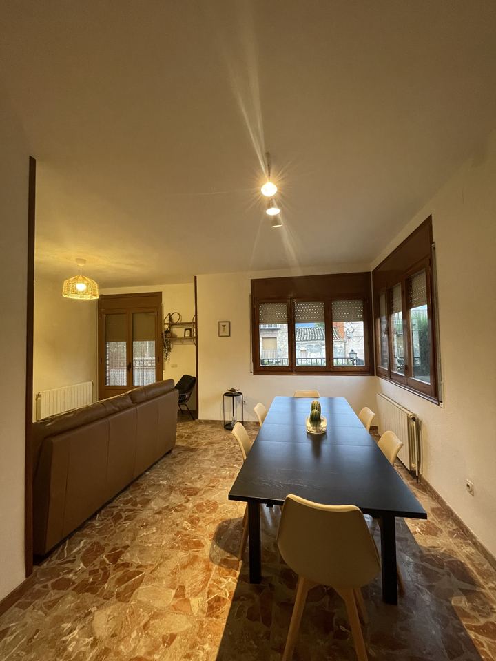 Comedor y salón con mesa larga