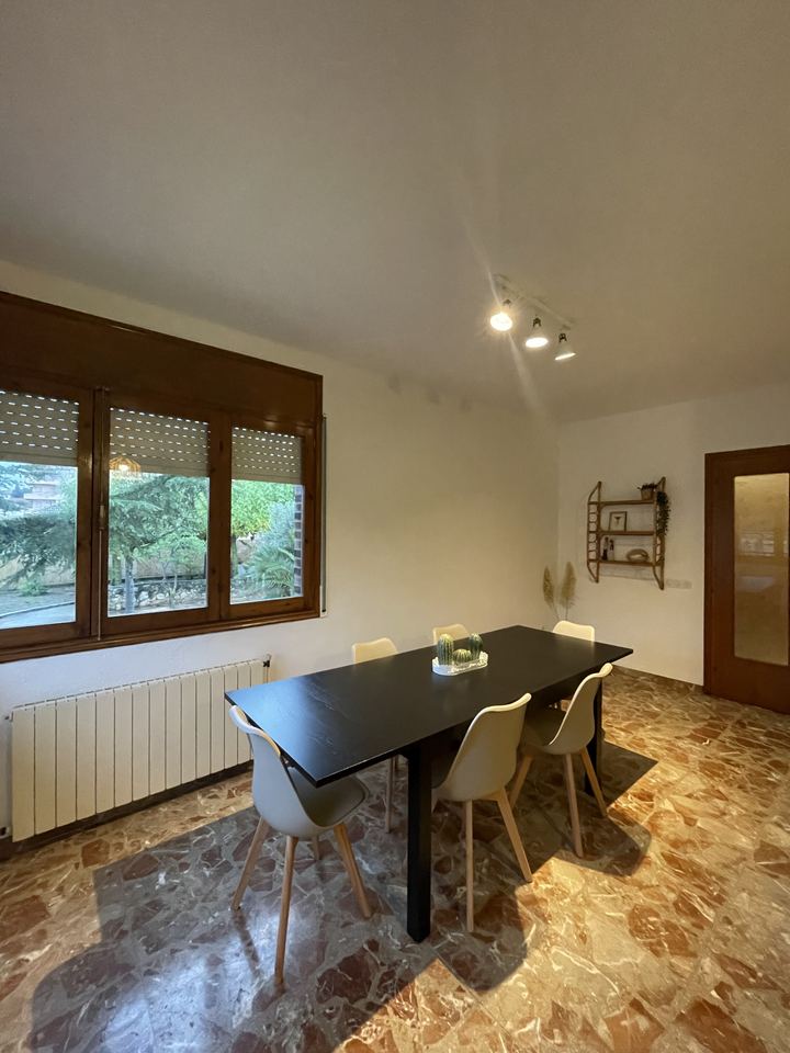 Comedor con ventana al jardín