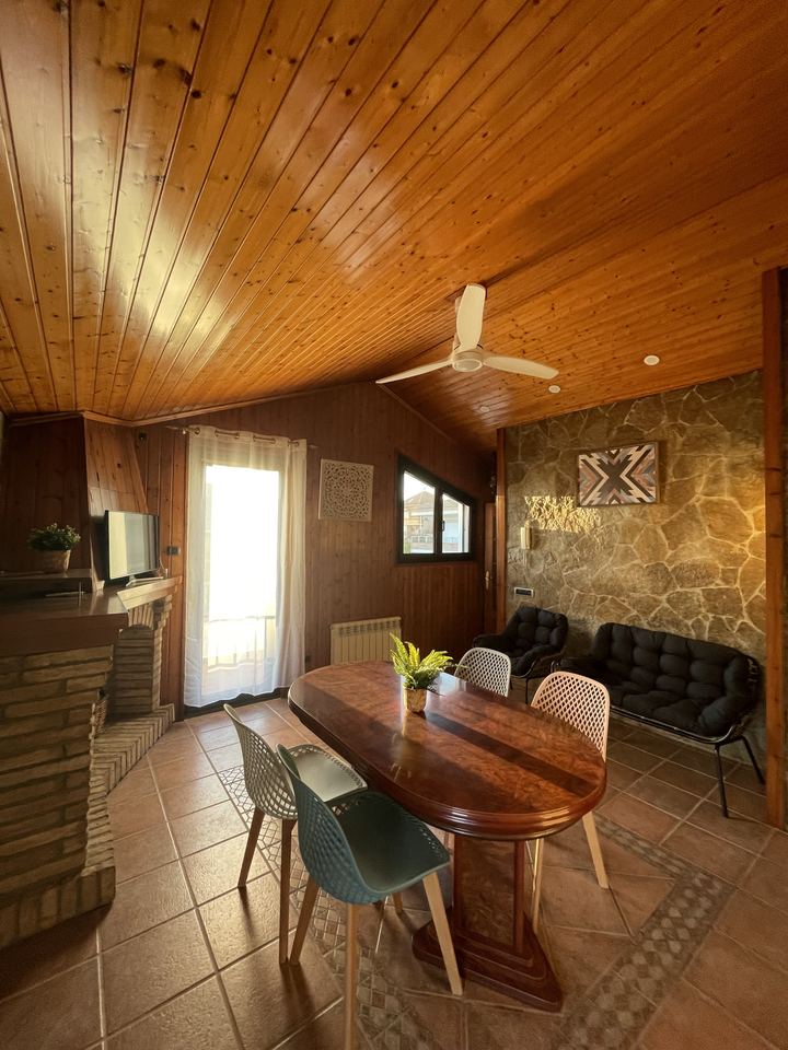 Rincón de sofá y chimenea de piedra